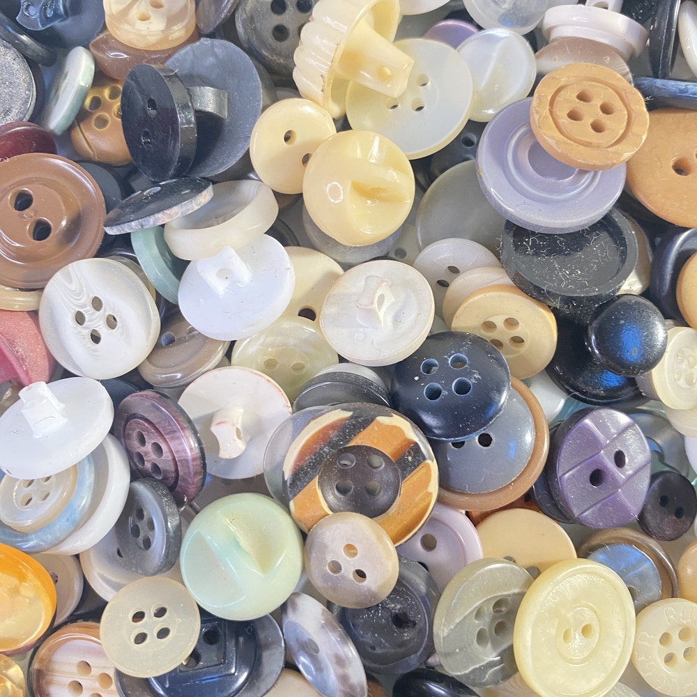 Vintage Assorted Vintage Buttons in Various Colors - Picture 8 of 16